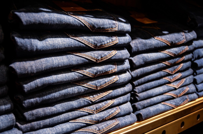 magasin-CASTILLON-min_jeans_pants_blue_shop_shopping_shelf_exhibition_buy-940702